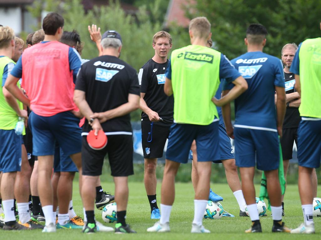 Hoffenheims Trainer Julian Nagelsmann spricht mit seinen Spielern