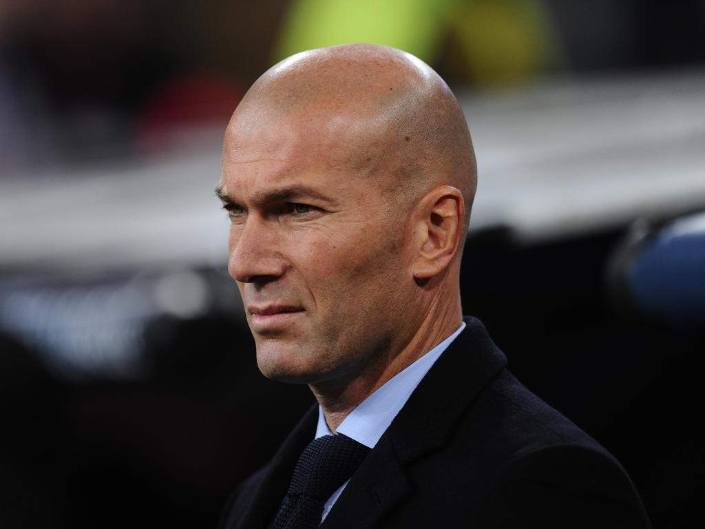 Zidane mira antentamente el Real Madrid - Dortmund. (Foto: Getty)