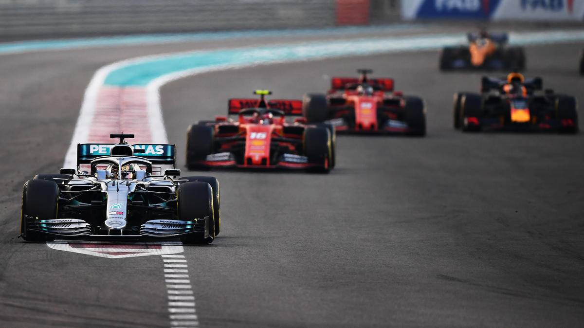 Lewis Hamilton feiert souveränen Start-Ziel-Sieg in Abu Dhabi Lewis Hamilton feiert souveränen Start-Ziel-Sieg in Abu Dhabi