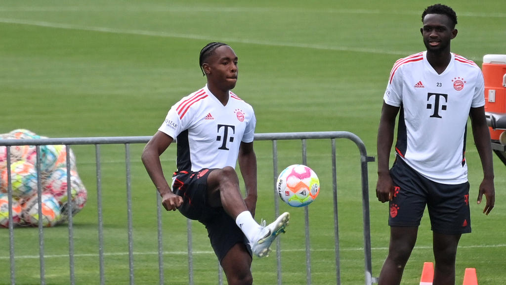 Mathys Tel (l.) unterschrieb beim FC Bayern bis 2027 Mathys Tel (l.) unterschrieb beim FC Bayern bis 2027