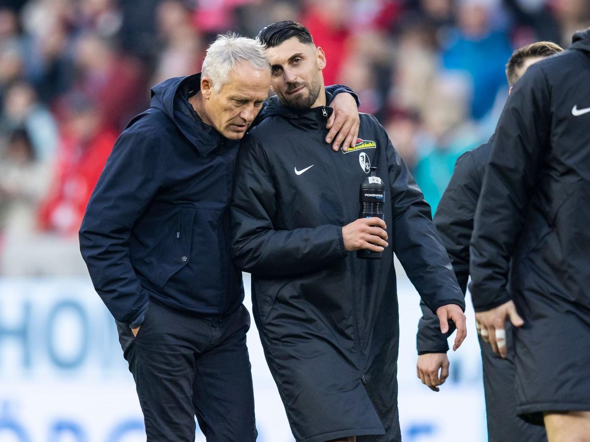 Freiburgs Trainer Christian Streich (l) lehnt sich nach dem Spiel bei Vincenzo Grifo an