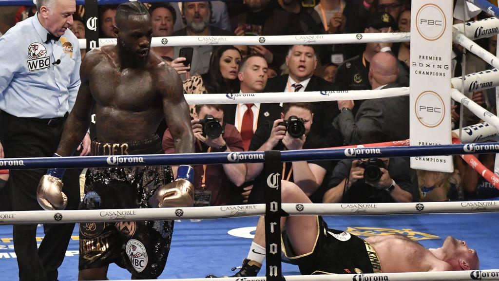Im ersten Kampf beförderte Wilder Tyson Fury zweimal auf die Bretter Im ersten Kampf beförderte Wilder Tyson Fury zweimal auf die Bretter