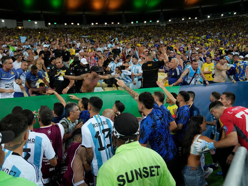 Argentinische Spieler versuchten vor dem Spiel, die Menge zu beruhigen