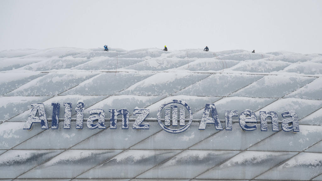 Berufskletterer sollten das Stadion des FC Bayern vom Schnee befreien Berufskletterer sollten das Stadion des FC Bayern vom Schnee befreien