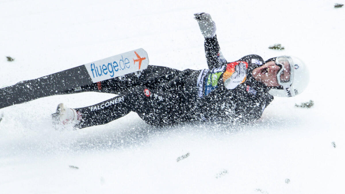 Der Italiener Giovanni Breadola kam beim Teamfliegen in Planica unsanft zu Fall