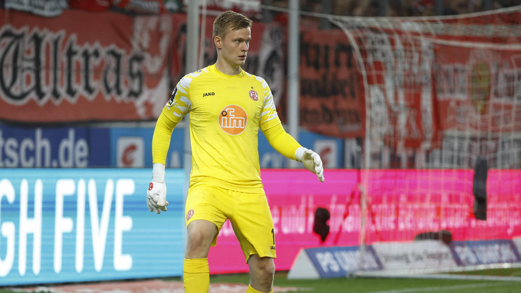 Jakob Golz steht in der 3. Liga für Rot-Weiss Essen zwischen den Pfosten Jakob Golz steht in der 3. Liga für Rot-Weiss Essen zwischen den Pfosten