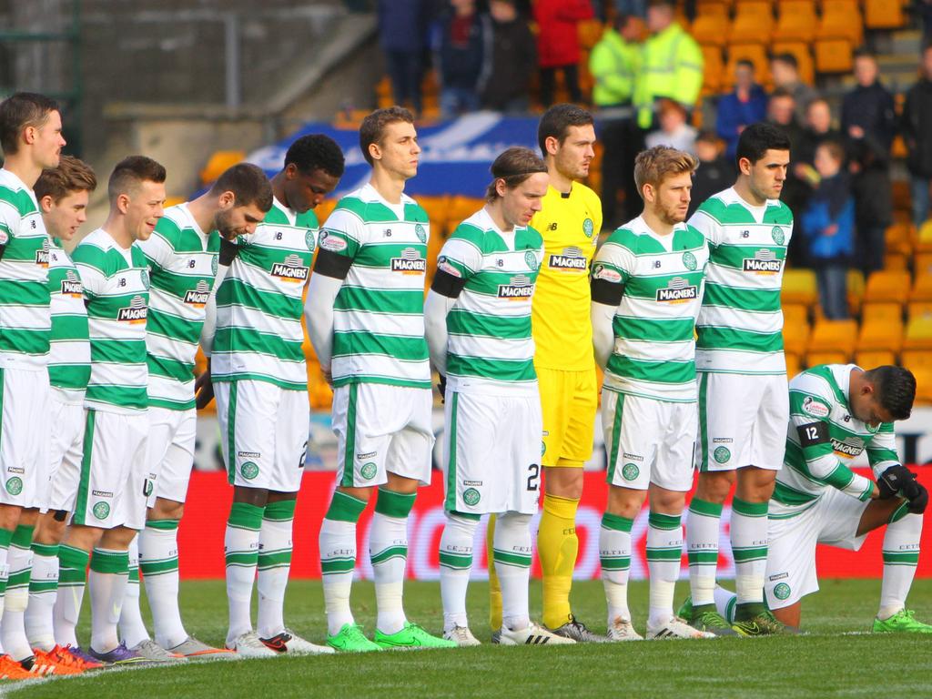 Emilio Izaguirre (rechts) und seine Celtic-Teamkollegen trauern um Arnold Peralta