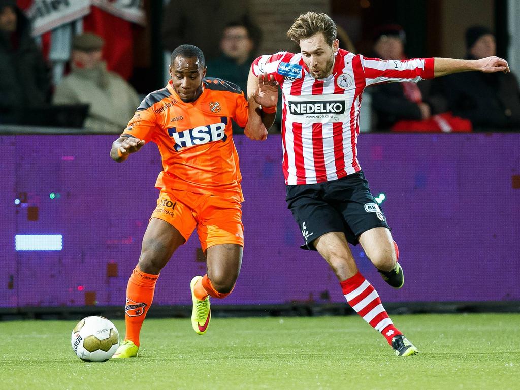 Thomas Verhaar (r.) is een aanvaller, maar hij doet ook zijn verdedigende taken. Hier verdedigt hij Jermano Lo Fo Sang tijdens Sparta Rotterdam - FC Volendam. (04-12-2015)