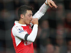 Mesut Özil (M.) ist derzeit in einer überragender Form