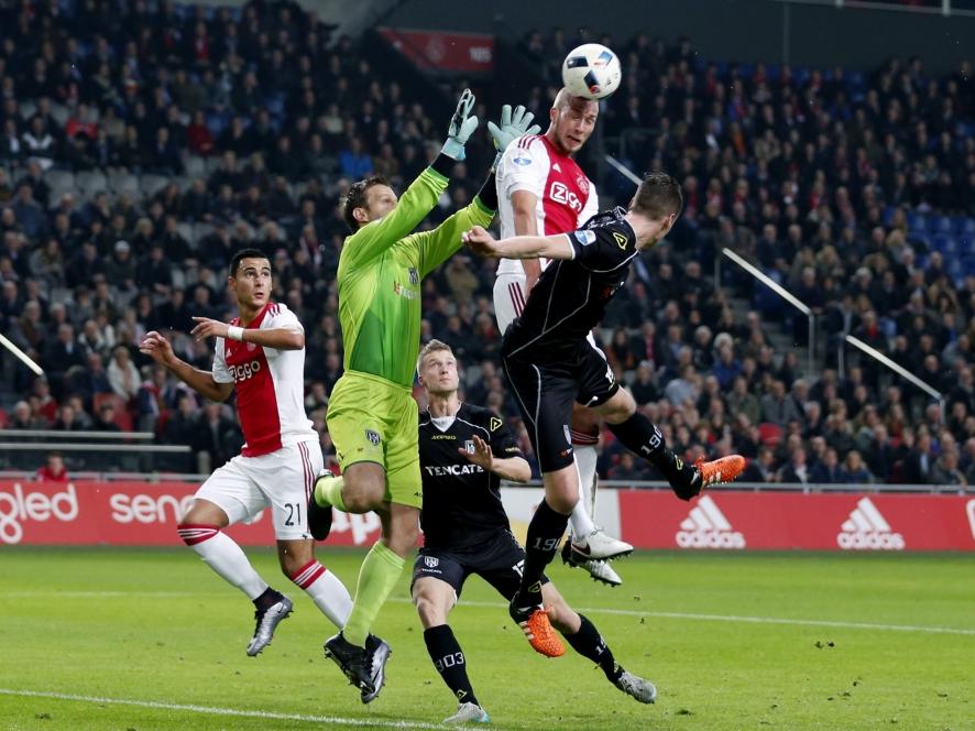 Mike van der Hoorn (m.) torent boven iedereen uit tijdens Ajax - Heracles Almelo, maar de mandekker krijgt de bal niet op doel. (26-01-2016)