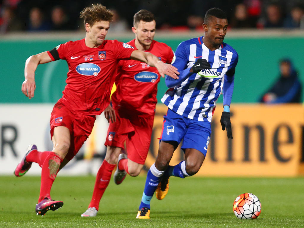 Kalou (r.) fällt gegen den VfB Stuttgart definitiv aus