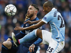 Zowel Sergio Ramos (l.) als Fernandinho probeert een hoge bal aan te nemen in de halve finale van de Champions League tussen Manchester City en Real Madrid. (26-04-2016)