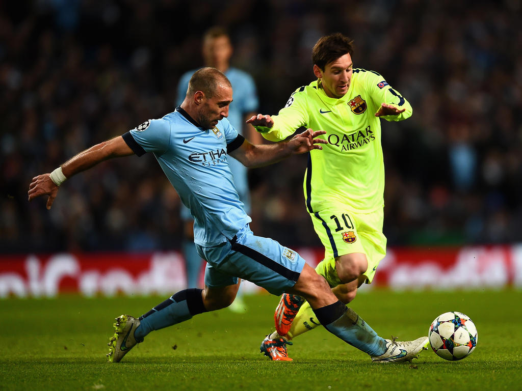 Pablo Zabaleta (l.) duelleert met Lionel Messi (r.) tijdens het Champions League-duel Manchester City - FC Barcelona. (24-02-2015)