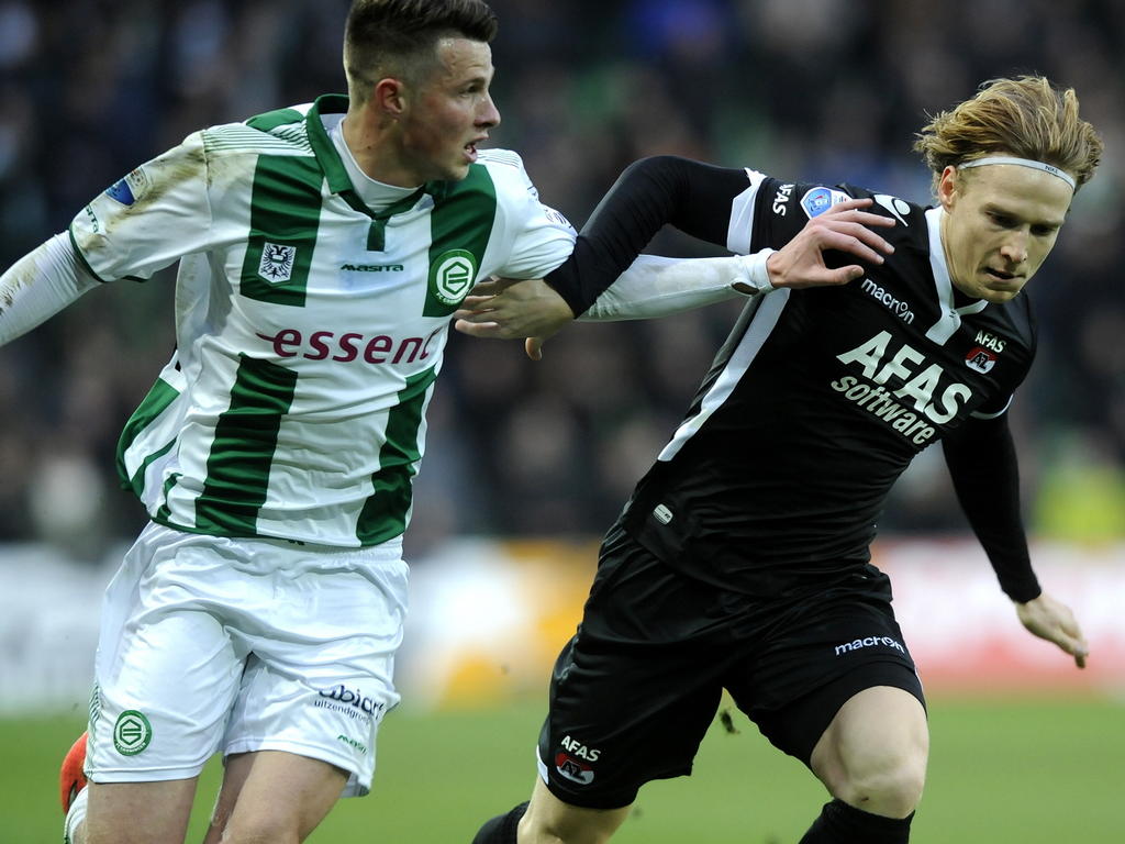 Hans Hateboer (l.) van FC Groningen en AZ-speler Guus Hupperts vechten een duel uit. (08-02-2015)