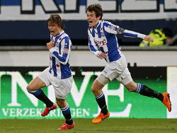 Simon Thern (l.) en Marten de Roon lopen schreeuwend naar het publiek toe na de gelijkmaker van sc Heerenveen tegen AZ. (11-04-2015)