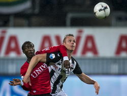 Janio Bikel (l.) en Ramon Zomer (r.) vechten een stevig duel uit tijdens het competitieduel Heracles Almelo - sc Heerenveen. (21-03-2015)