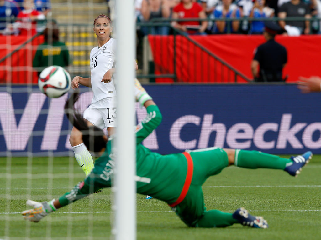Alex Morgan hizo el primer gol ante Colombia en octavos de final. (Foto: Getty)