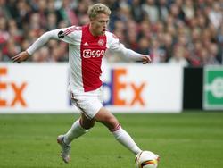 Viktor Fischer dribbelt met de bal aan zijn voet. Hij is op zoek naar een vrijstaande medespeler. (20-09-2015)