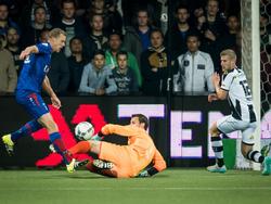 Henk Veerman (l.) zet alles op alles om Bram Castro (m.) van dichtbij te verschalken. (02-10-2015)