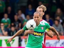 Ryan Koolwijk beschermt de bal voor tegenstander Willem Janssen. (19-10-2014)