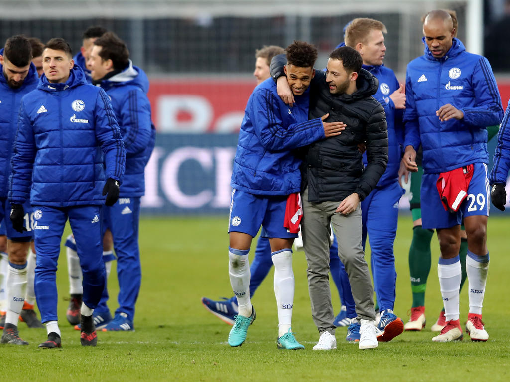 Schalke-Coach Domenico Tedesco (3.v.r.) freut sich mit Thilo Kehrer