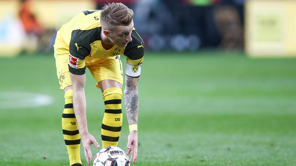 BVB-Angreifer Marco Reus legt sich den Ball zurecht BVB-Angreifer Marco Reus legt sich den Ball zurecht