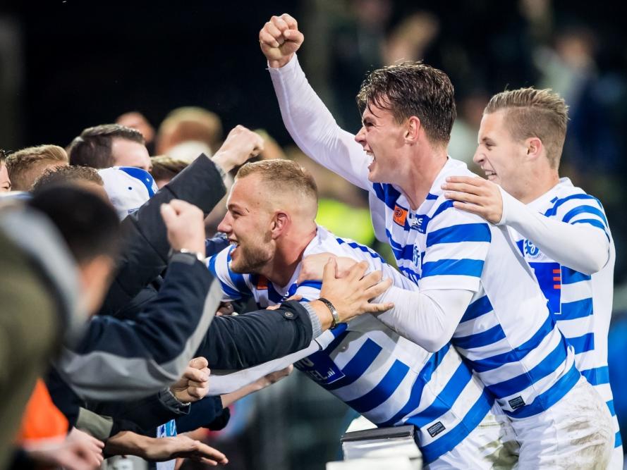 Enkele spelers van De Graafschap vieren het vijfde doelpunt tegen Fortuna Sittard met de supporters. (04-11-2016)