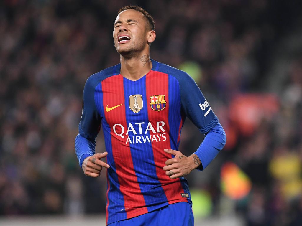Neymar baalt van een gemiste kans tijdens El Clásico (03-12-2016).