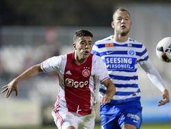 Adham el Idrissi (l.) is te snel voor Jan Lammers (r.) tijdens het competitieduel Jong Ajax - De Graafschap (17-10-2016).