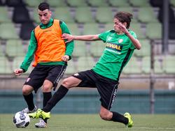 Gino Boers (l.) vecht een duel uit met Quincy Boogers (r.) tijdens de eerste training van FC Dordrecht (27-06-2016).