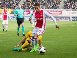 Justin Kluivert omspeelt zijn directe tegenstander van Roda JC. (05-02-2017)