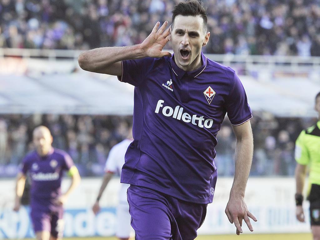 Spits Nikola Kalinić viert een treffer voor Fiorentina in een duel met Genoa. (29-01-2017)