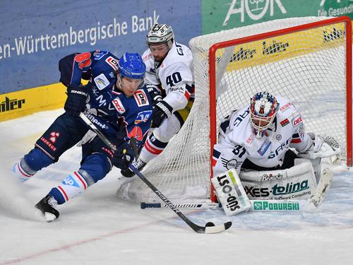 Mannheim (in blau) ringt die Eisbären nieder
