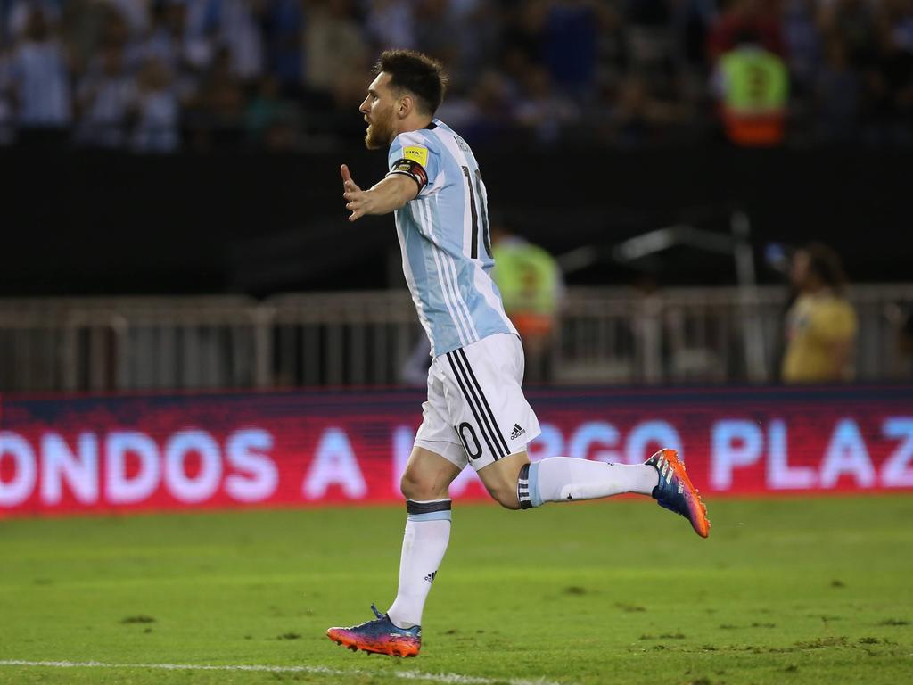 Messi corre para celebrar su gol ante Chile. (Foto: Imago)