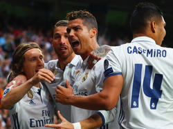 Ronaldo celebra uno de sus tres tantos en el Bernabéu. (Foto: Getty)