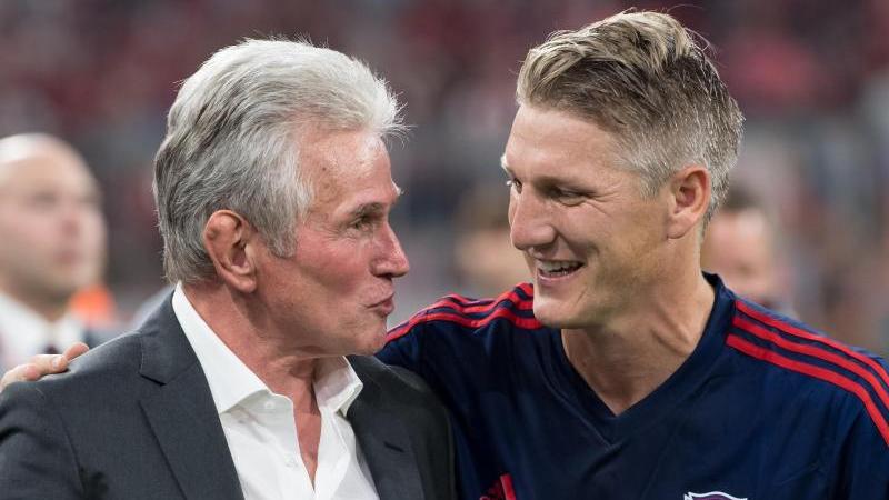 Lobt seinen ehemaligen Trainer Jupp Heynckes (l) als Persönlichkeit: Bastian Schweinsteiger