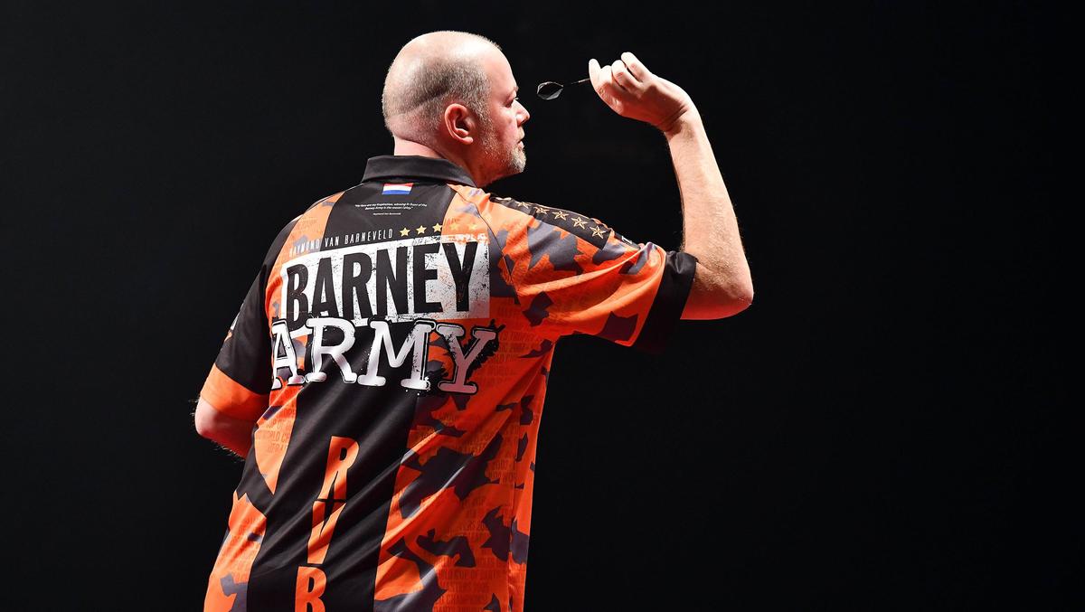 Raymond "Barney" van Barneveld wird nach seinem Zusammenbruch medizinisch betreut Raymond "Barney" van Barneveld wird nach seinem Zusammenbruch medizinisch betreut