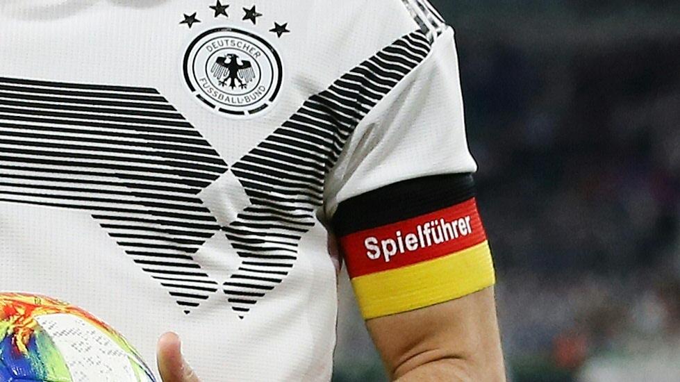 Die DFB-Kapitänsbinde in Deutschland-Farben sorgt für Diskussionen