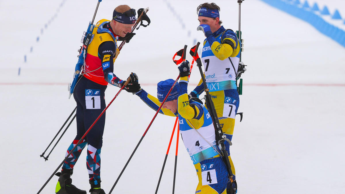 Biathlon-Superstar Bö (l.) gratulierte Samuelsson (M.) zu seinem WM-Sieg