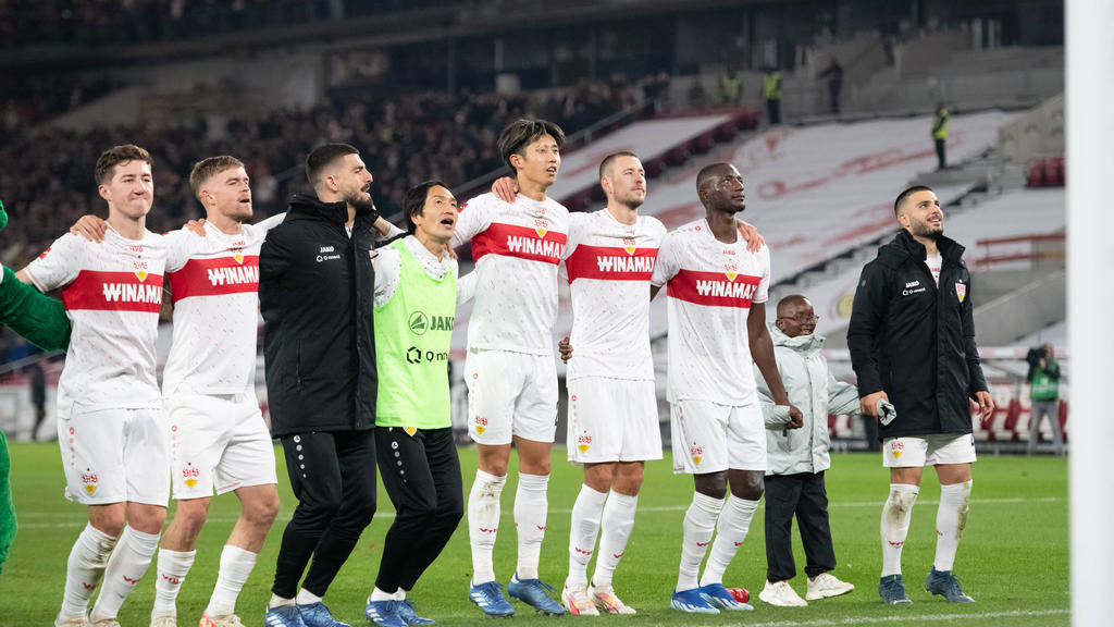 Waldemar Anton feiert mit dem Team vor der Fankurve