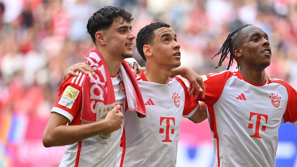 Pavlovic (trái) và Musiala (m.) mê hoặc FC Bayern