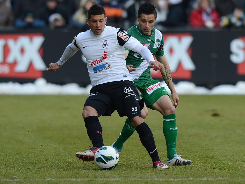 Im Schweizer Cup hat Davide Calla (links) mit Aarau im März den FC St. Gallen rausgeworfen Im Schweizer Cup hat Davide Calla (links) mit Aarau im März den FC St. Gallen rausgeworfen