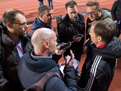 Na afloop van het oefenduel tussen Ajax en Hamburger SV in het Turkse Belek, wordt trainer Frank de Boer (r.) geïnterviewd door verscheidene journalisten. (09-01-2016)