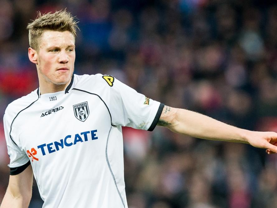 Wout Weghorst geeft een medespeler instructies tijdens de uitwedstrijd tegen Feyenoord. (06-12-2015) Wout Weghorst geeft een medespeler instructies tijdens de uitwedstrijd tegen Feyenoord. (06-12-2015)