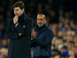 Mauricio Pochettino (l.), manager van Tottenham Hotspur, kijkt bedachtzaam naar het spel van zijn ploeg. Everton-manager Roberto Martínez kijkt ook toe. (03-01-2016)