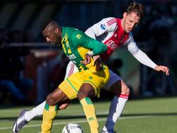 Nemanja Gudelj (r.) legt zijn been om Wilfried Kanon heen om de bal te veroveren tijdens ADO Den Haag - Ajax. (17-01-2016)