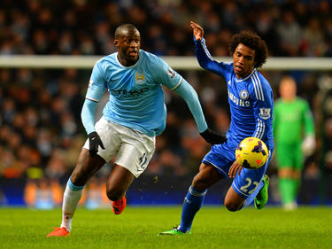 Yaya Touré (l.) en Willian (r.) strijden om de bal tijdens Manchester City - Chelsea. (3-2-2014)
