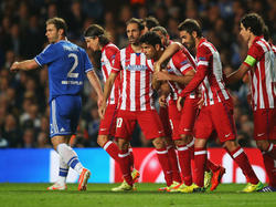 Die Spieler von Atlético Madrid feiern die 2:1-Führung durch Diego Costa (M.)