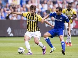 Vitesse en Chelsea spelen in het seizoen 2014/2015 een oefenwedstrijd tegen elkaar. Hier strijden Davy Pröpper (l.) en Cesc Fàbregas (r.) om de bal. (30-7-2014)