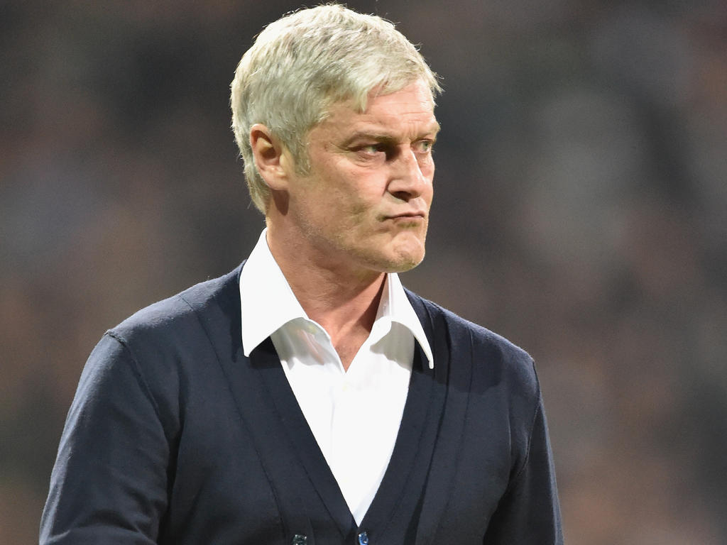 Trainer Armin Veh schaut nach unten, will aber mit dem VfB raus aus dem Keller der Bundesliga